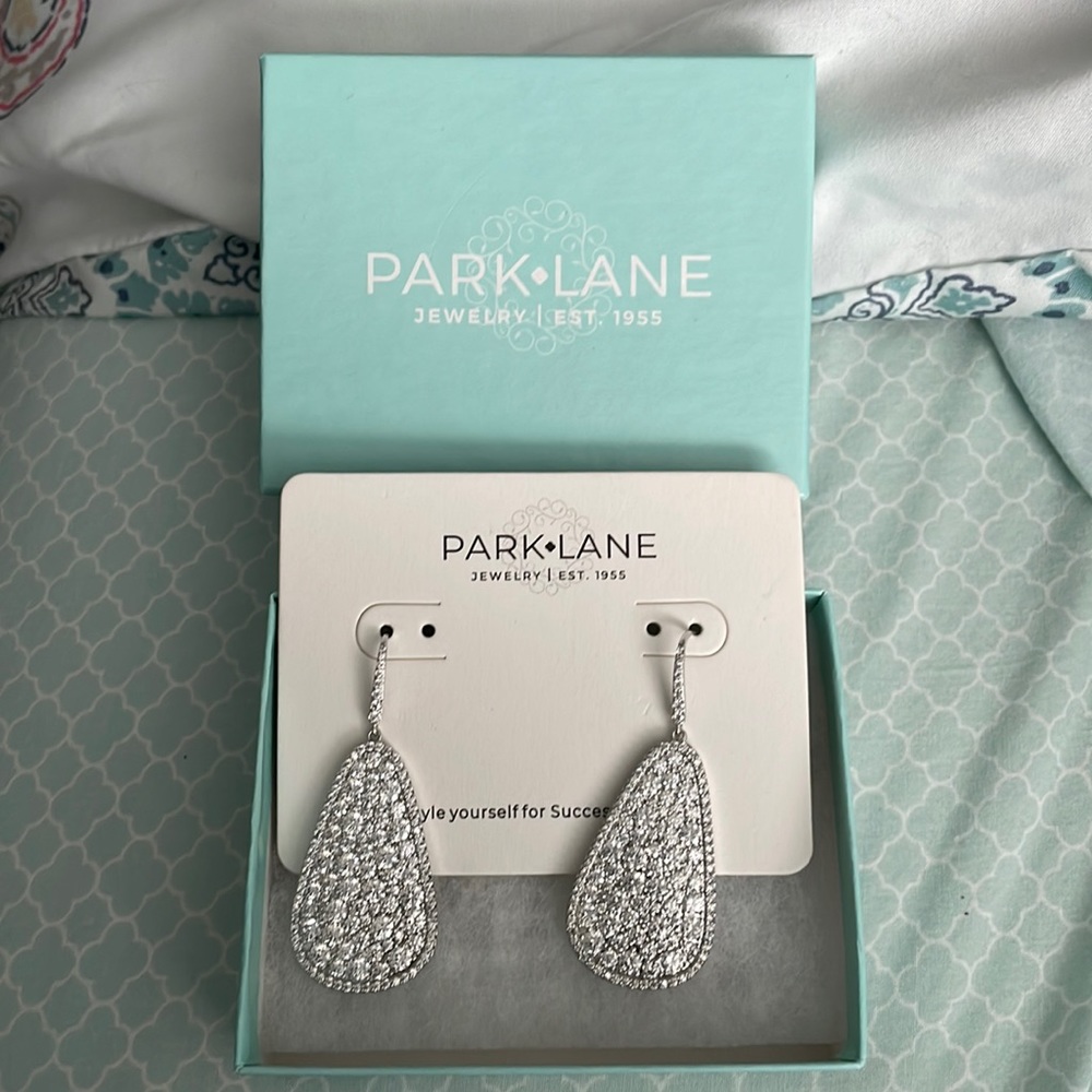 BRAND NEW Park Lane Gilt Earring. GORGEOUS